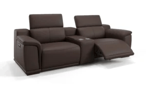 Hakiki deri sinema koltuğu, şık tasarımıyla dikkat çekiyor.